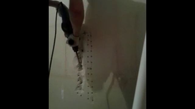 Как штробить стены под трубы перфоратором? (Making wall groove with hammer drill)