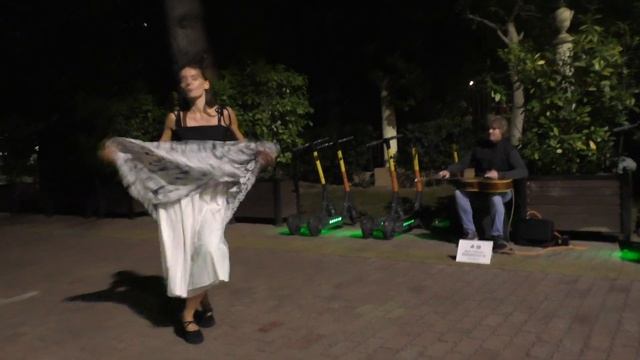 Девушка на улице круто танцует под гитару