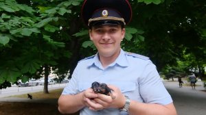 Полицейский спас крошечных щенков, которых выбросили в мусорный бак. 2022 г.