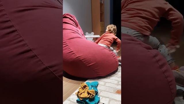 Богдана прыгает на пуф со стола! Вот оно счастье ... Смех, радость. Искренние эмоции ребенка на юту смотреть онлайн