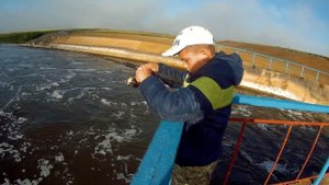 Ловля окуня в отвес. Рыбалка на шлюзе Битикского водохранилища.