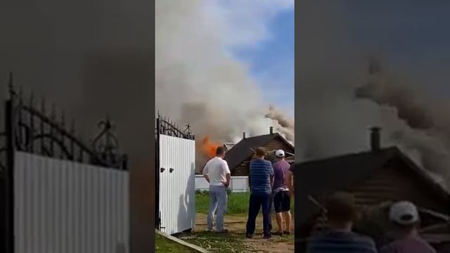 На видео сняли охваченный огнем дом в Высокой Горе, часть 1-я
