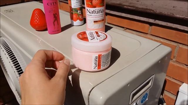 Косметика с летним клубничным ароматом с собой на отдых. смотреть онлайн