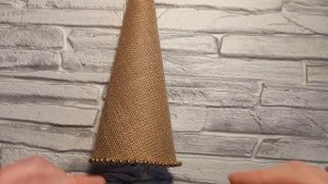 DIY.???Как сделать елку из мешковины и картона.Елка своими руками.Как сделать новогодние поделки