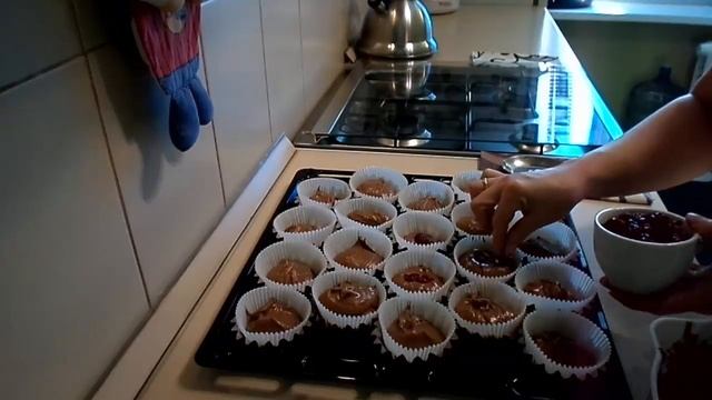 Кексы шоколадные с вишней! смотреть онлайн