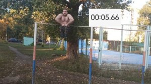 Угол под турником узким хватом на время