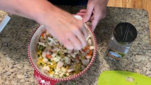 Салат из крабового мяса с огурцом, яйцом и кукурузой.
