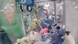 Борюсь за разные игрушки в автомате-хватайке в Барыбино.