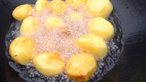 Ароматные и очень вкусные Ребрышки в казане на костре.