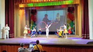 Воспитанники  Центра Добродея с танцевальной композицией "Дети, в спорт".