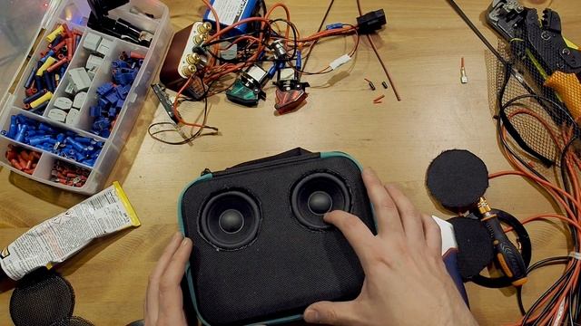 Портативная bluetooth колонка своими руками. С батареей на 30ч, подсветкой и usb розетками. DIY смотреть онлайн