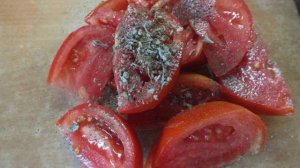 Салат из помидора с  фенхелем и шалфеем