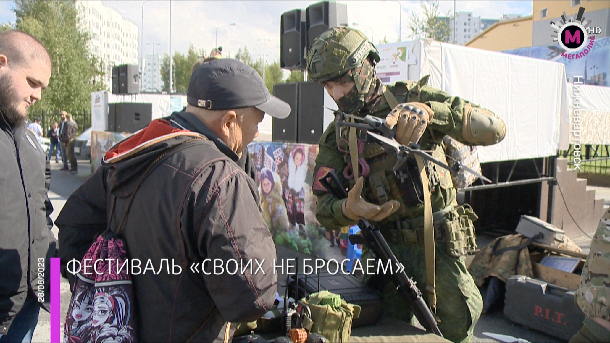 Своих россия не. Акция "своих не бросаем" в поддержку донбасса проходит в москве. Своих не бросаем донбасс. Чичерина 2022. Футболка с путиным своих не бросаем.