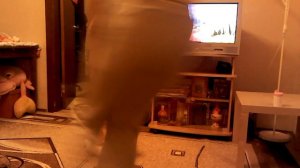 Ева смотрит телевизор