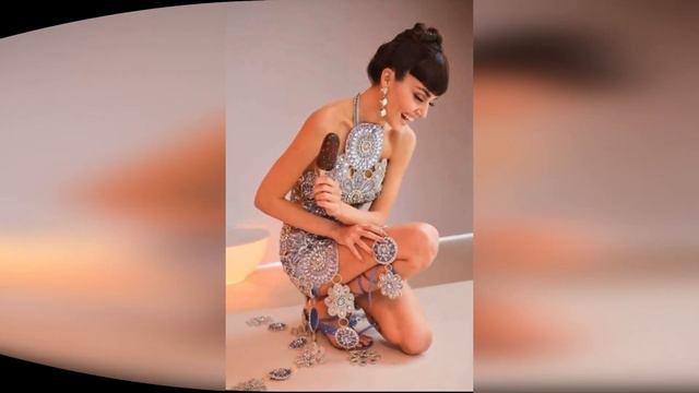 Arzu Sabancı hizo que se retirara de los medios la noticia sobre el vestido de novia de Hande. смотреть онлайн