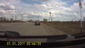 Мент хотел проучить парня на мопеде, Ж/Д переезд г. Палласовка. 05.05.2014г.