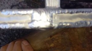 Аргонная сварка сломанной алюминиевой лестницы .