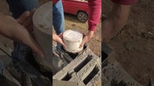 Формование половинки шлакоблока с помощью самодельной опалубки ТИСЭ