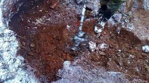 Экстремальный  шурф фундамента зимой.