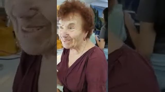 Бабушка 84 года. Консультант Орифлэйм смотреть онлайн