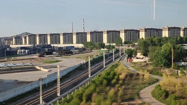 Город Цзыбо, провинция Шаньдун. Зарисовка из окна поезда про новые человейники смотреть онлайн