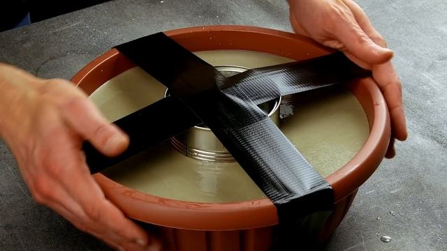 Вставляем консервную банку в миску с бетоном. Соседи по даче будут в шоке!