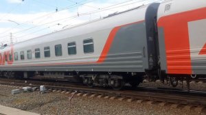 Маневровый тепловоз ТЭМ18ДМ-225 буксирует  пассажирские вагоны из Белово