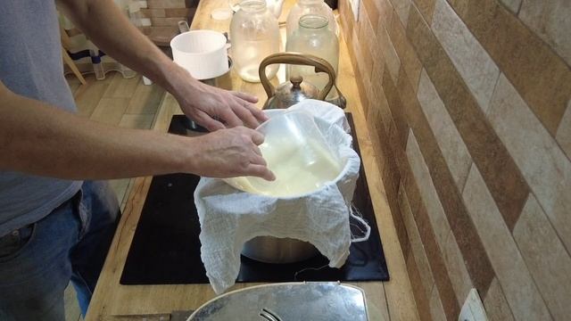 Варю сыр Качотта + Рикотта на кефирной закваске.