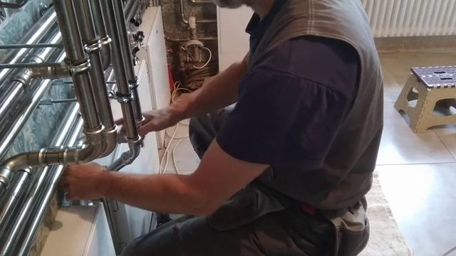 Опрессовка трубы из нержавейки радиальным прессом при монтаже котельной. смотреть онлайн