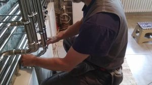 Опрессовка трубы из нержавейки радиальным прессом при монтаже котельной.
