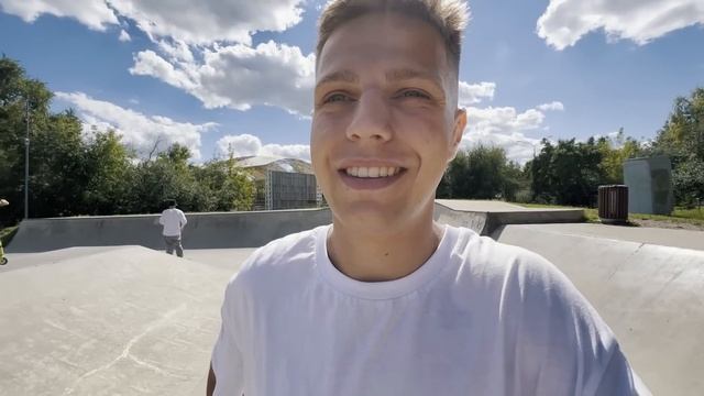 УЧУ НОВИЧКА делать ПРО ТРЮКИ на САМОКАТЕ !