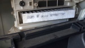 Replace the cabin filter on Toyota Hiace 2006 onwards, 2011