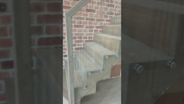 Обшивка металлического каркаса лестницы дубом с стеклянным ограждением (перилами из стекла) Воронеж смотреть онлайн