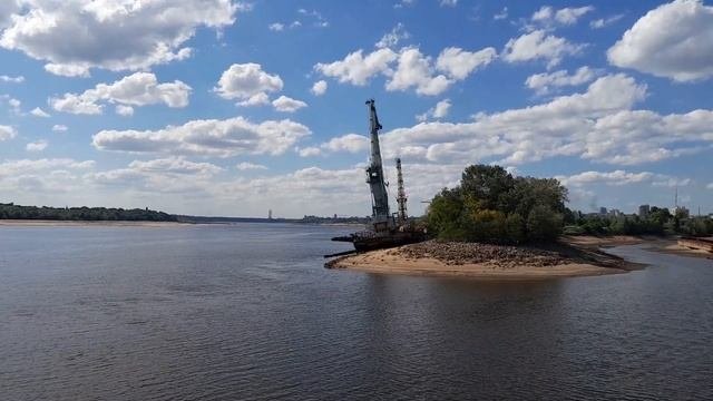Днепр ниже Днепровской ГЭС,печальное зрелище в речном порту.