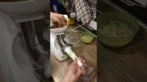 Приготовление колбасок на мясорубке Zelmer ZMM4048