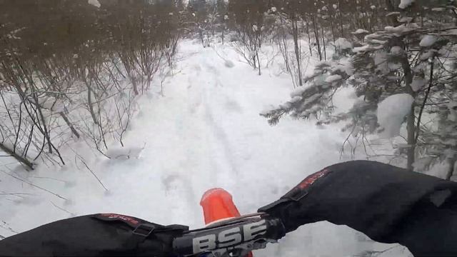 По Глубокому Снегу На Питбайках - Едем Сквозь Лес / Покатушки на питбайке Бсе смотреть онлайн