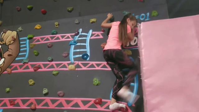 🌟ВЛОГ: В БАТУТНОМ ПАРКЕ ОТРЫВ🌟 смотреть онлайн