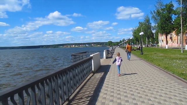 Влог : Прогулка у пруда! Лето пришло, но погода не балует.