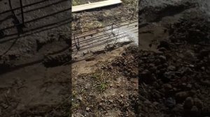 Проливаем водой песчаную подушку под фундамент.