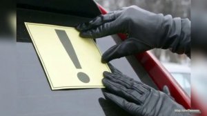 Что означает жёлтый квадрат с восклицательным знаком на стекле автомобиля.