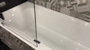 Штора из стекла на ванне с доступом к смесителю. Осветлённое стекло в дизайне ванной комнаты.