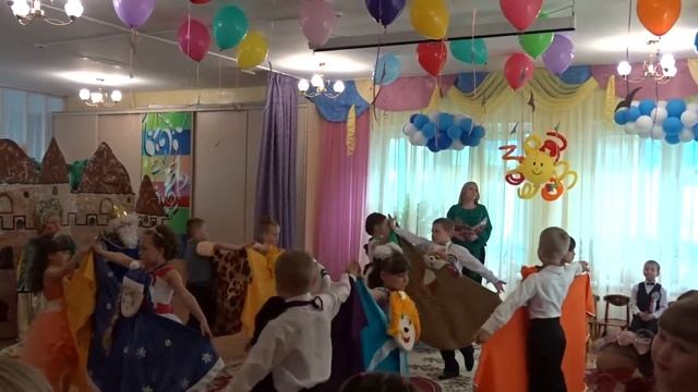 танец Здравствуй сказка с платковыми куклами
