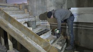 Стоимость одной ступени при устройстве монолитной лестницы.