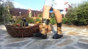 Все танцуют в резиновых сапогах с принтом "Золотая лошадь"