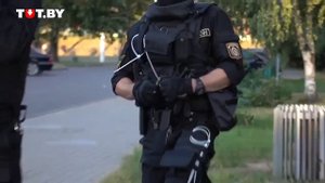 Белорусские омоновцы с гранатой в руках задержали 15-летнего подростка. ВИДЕО