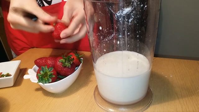 Клубничный милкшейк / Çiyələkli milkshake / Çilekli milkshake / Strawberry milkshake