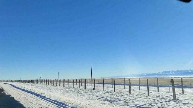 Трасса с видом на Хан-Тенгри. Зимой в Кеген, Нарынкол, к границе Китая, Киргизии. Состояние дорог.