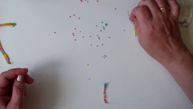 Простые фенечки из бисера