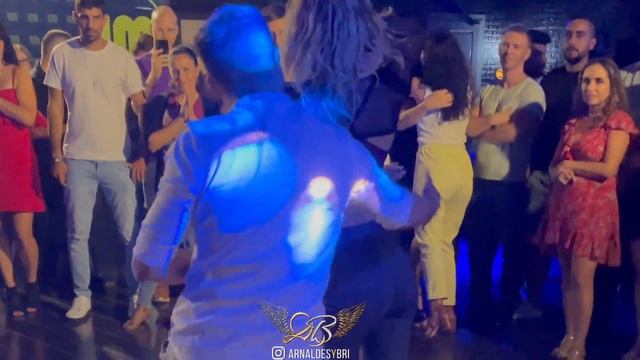 Mi Corazoncito - Aventura ◆ Bachata 2021 | Arnaldes y Bri | Bachata Social Dance Demo смотреть онлайн