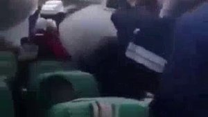 Во время полёта из Парижа в Тунис абу бандит решил сделать намаз у двери кабины где сидят пилоты.